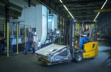 UNIMAST CNC machine | Powerful machining of forklift mast channels | High flexibility | Easy to operate | unisign.com