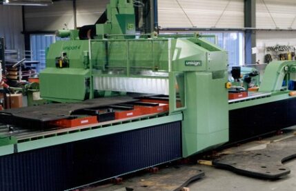 Unisign CNC machine | Machining of steel plate welds for the train industry Unisign CNC machine | Machining of steel plate welds for the train industry | Pendulum machining for high productivity | unisign.com