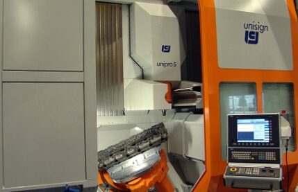 Unisign CNC machine | Machining of large automotive parts such as cylinder heads | One set-up only | unisign.com