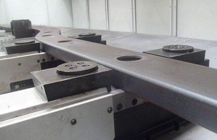 Uniport CNC machine | Side member machining for trucks | Large working enveloppe | Big parts | unisign.com