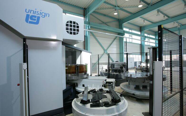UNICOM6000 CNC Machine | Fully enclosed guarding section UNICOM6000 CNC Machine | Fully enclosed guarding section | Safe and comfortable working area | unisign.com