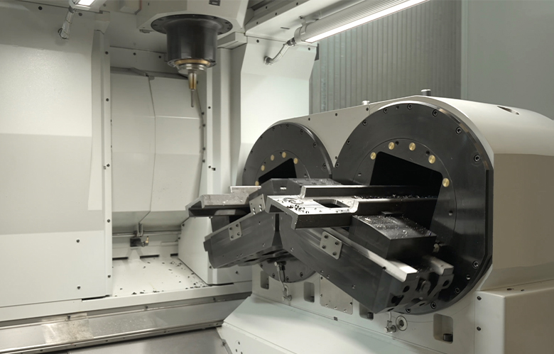 UNIMAST CNC machine | Multi-sided machining and automatic feeding of forklift profiles | unisign.com