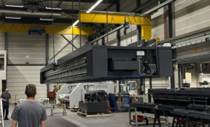 Uniport4000: preparing this CNC machine for transport. Manufactured by Unisign.