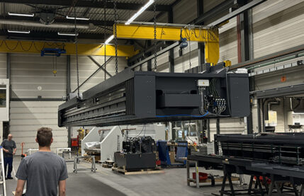 Uniport4000: preparing this CNC machine for transport. Manufactured by Unisign.