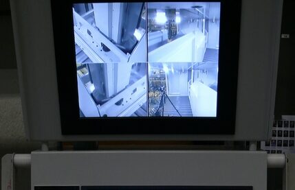 UNIPORT6000-HV CNC machine | Full view on machining process by camera's UNIPORT6000-HV CNC machine | Full view on machining process by camera's | Easy access for changing workpieces | unisign.com